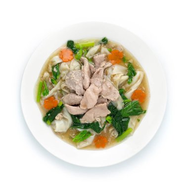 Domuz etli kızarmış erişte ve beyaz tabakta soslu soya sosu. Çin Gıda Asya tarzı dekore edilmiş havuç çiçekli üst görünüm