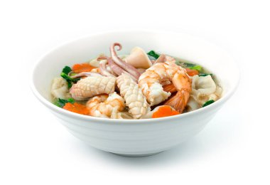 Beyaz kasede soslu kızarmış erişte, karides, kalamar ve kalamar sosu. Çin Gıda Asya tarzı dekore edilmiş oyulmuş havuç çiçekli kenar manzara