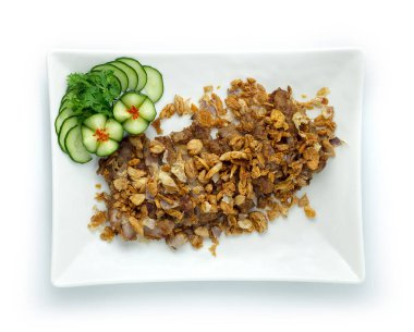 Kızarmış domuz eti ve kızarmış sarımsaklı Tayland yemeği. Kolay yemek. Okunmuş salatalık ve Corainder Tayland bitkileriyle süslenmiş.