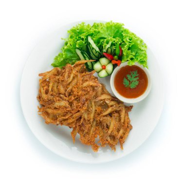 Kızarmış tatlı su, çıtır çıtır Tayland yemeği aperatifi. Tatlı acı biber sosu. Yaprak, kişniş, salatalık ve sebze sosu.