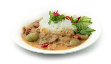 Tayland Pirinç Eriştesi ile Red Curry Pork (Rice Vermicelli Erişte) Tayland Sokak Yemeği (Kanom Jeen) Kolay Sıcak Baharatlı Çorba Menüsü Goodtasty dekorasyonu Salatalık, Basil Thai, Fasulye filizi ve Asya 'nın ünlü biber yemekleri