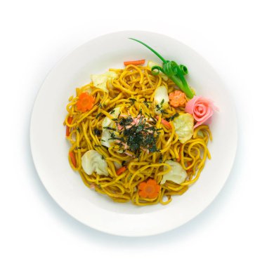 Yakisoba Eriştesi tatlı soya sosuyla kızartılmış, sebzeler turşulu zencefil ve deniz yosunu Japon yemeği vejetaryen usulü bahardaki soğan ve turşulu zencefilli çiçek şeklinde güzel bir üst görünüm.