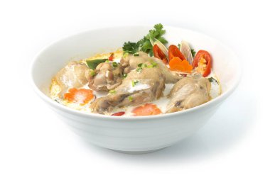 Tavuk Hindistan cevizi çorbası (Tom Kha Gai) Tayland yemeği klasik çorbası zengin ve dinamik lezzetini Hint cevizi sütü, limon otu, taze zencefil, limon suyu, balık sosu ve kişniş karışımından alır. 