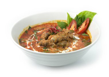 Acasia, Piper Betle Leaf ve Hindistan cevizi sütlü köri çorbası Tayland baharatlı baharat tabağı Kırmızı Chili ve Piper Beaf ek görüşünü süslüyor.