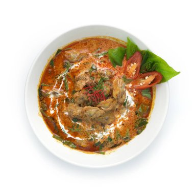 Acasia, Piper Betle Leaf ve Hindistan cevizi sütlü köri çorbası Tayland baharatlı baharat tabağı Kırmızı Chili ve Piper Beaf üst görüşünü süslüyor.