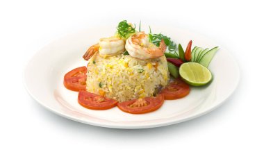 Kızarmış pirinç ve karides oyulmuş salatalık, taze soğan, limon ve domates dilimi. Thai Gıda Kolay Yemek İyi Lezzetli popüler sokak yemekleri Asya Füzyon tarzı yan görüş