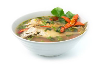 Mackerel Baharat ve Ekşi Tayland Çorbası Sıcak Baharat Maincorse için Lezzetli bir yemek oyulmuş kırmızı biber, Corainder ve Kaffer Leaf Thai bitkisi