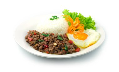 Tayland Gıda Karıştırması Baharatlı Biftek ve Fesleğen Pirinç ve Kızarmış Yumurta Süsleme Sebzeleri ve oyulmuş Sarı Chili Meşhur Yemek Saati Afiyet Olsun