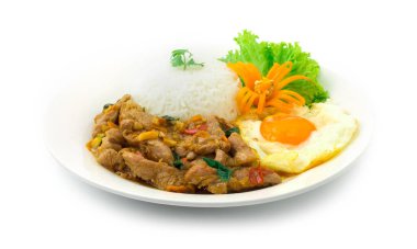 Tayland yemeği kızartılmış domuz eti baharatı ve fesleğenli pilav ve kızarmış yumurta süslemeli sebzeler ve oyulmuş sarı biber Meşhur sokak yemeği trafiği yemeği iyi bir bakış açısı