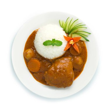 Pirinçli Tavuk Massaman Körisi Tayland ve Hint usulü köri karışımı olup hem kırmızı stil köri ezmesi (Tayland etkisi) hem de kimyon, kişniş, tarçın gibi kuru baharatlar kullanılır. 