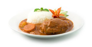 Pirinçli Tavuk Massaman Körisi Tayland ve Hint usulü köri karışımı olup hem kırmızı stil köri ezmesi (Tayland etkisi) hem de kimyon, kişniş, tarçın gibi kuru baharatlar kullanılır. 