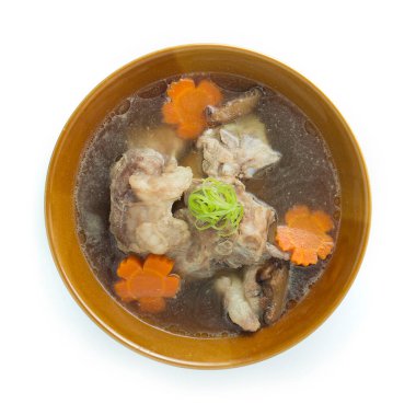 Shitake Mantarlı Kemik Domuz Çorbası ve Havuç Çiçeği Şeklinde Yavaş Pişmiş Kaynamış Güzel ve Sağlıklı Asya yemeği Füzyon stili Bunching Spring soğan pirzolası üst görünümü