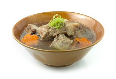 Shitake Mantarlı Kemik Domuz Çorbası ve Havuç Çiçeği Şeklinde Yavaş Pişmiş Kaynamış Güzel ve Sağlıklı Asya Yemeği Füzyon stili Bunching Spring soğan pirzolası