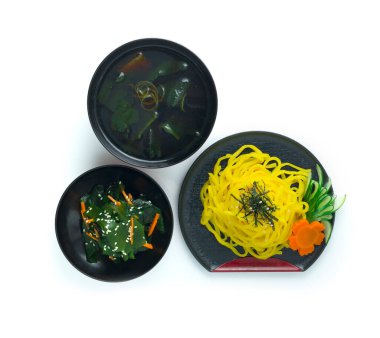 Soba, Çorba ve Wagame Seaweed ve Havuç Salatası ile servis edilir. Japon yemek stili, güzel yemekler, oyulmuş havuçlar ve salatalıkla süslenir.