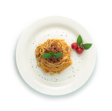 Bolonez soslu spagetti Avrupa yemeği ile karıştırılmış İtalyan Füzyon tarzı klasik domates ve Tayland Basili üst görünümü.
