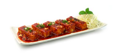 Tatlı ve sıcak biber soslu kızarmış tofu Çin yemeği füzyonu Çin usulü vejetaryen yemeği dilimler lahana ve biber sosu