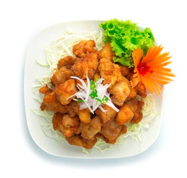 Tavuk, Karaage Japon Kızarmış Tavuğu üzerine soğan ve taze soğan aperatifi lahana, havuç ve sebze süsleme