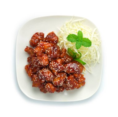 Kızarmış Tavuk (Dak Gang Jung), özgün soslu, tatlı ve sıcak, susam ezmeli, Kore usulü, lahana ve biberli üst görünüm ile süslenmiş.