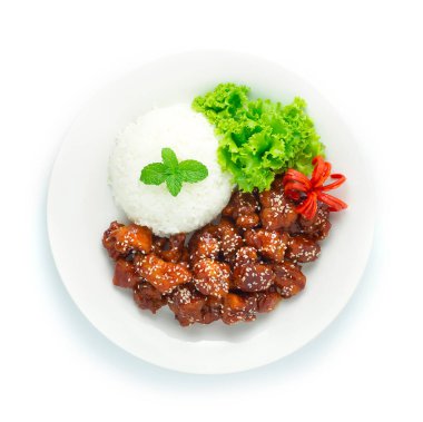 Kızarmış Tavuk (Dak Gang Jung), özgün soslu, tatlı ve sıcak susamlı Pirinç Tarifi Kore yemeği stili sebzeler ve Chili üst görünümü.