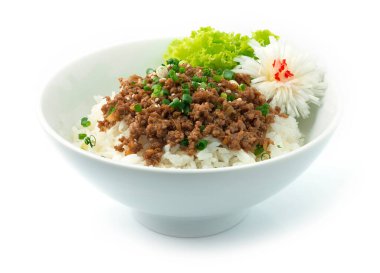 Bulgogi Ground Beef with Onions, Rice Recipe Sprinkle Spring soğanları, Susam Kore usulü klasik Kore usulü ızgara biftek BBQ, oyulmuş pırasa ve sebze kenarlı kolay yemek süslemesi.