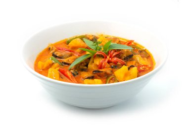 Midye malzemeli ananas körisi, Hindistan cevizi sütü, balık sosu, ananas, kırmızı biber, erik şekeri ve taze Basil Thai yemeği geleneksel Tayland yemeği badılı ve oyulmuş kırmızı biber.