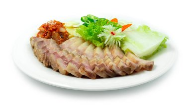 Bossam Kore Haşlanmış Domuz dürümleri Kimchi, Yeşil Chili, Sarımsak, Soğan ve Çin Lahanası servis edilir Chili Baharatlı Kore yemeği stili oyulmuş pırasa ve sebze sosuyla süslenir.