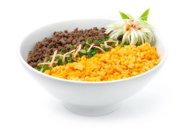 Soboro Don usulü sığır eti, yumurta omleti, taze soğan ve turşulu zencefilli pirzola geleneksel pirinç kasesi öğütülmüş sığır eti pişirme stili oyulmuş pırasa yan görünümüyle dekore edilir.