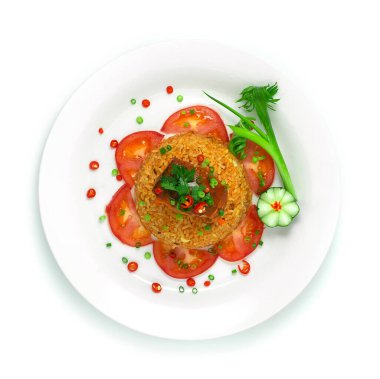 Domates soslu pilav, lezzetli Tayland yemeği. Salatalık, taze soğan ve domates sosu ile süslenmiş.