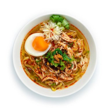 Tavuklu erişte ve kaynamış yumurta üstü çıtır sarımsak, kırmızı biber yağı ezmesi ve Corainder leziz Nomal yemeği Asya ve Tayland yemeği füzyon stili sebzeler oyulmuş pırasa üst görünüm