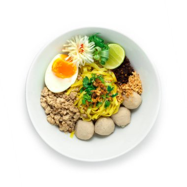 Kıymalı erişte, haşlanmış yumurta ve domuz köftesi üzerine çıtır sarımsak, biber yağı ezmesi, fıstık ve Corainder Lezzetli Nomal yemeği Asya ve Tayland Füzyon stili sebzeler