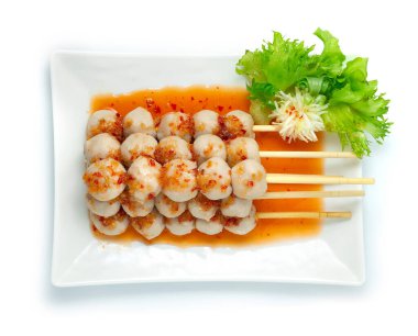 Bambu Çubuklu Domuz Topları. Tatlı biber soslu Tayland Lezzetli Yemek Stili. Tayland sokak yemeklerinde meşhurdur.