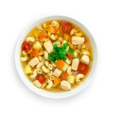 Tavuk, domates, patates, havuç ve soğanlı makarna çorbası Kahvaltı olarak servis edilir, meze veya Maincorse nefis lezzetli süsleme Kişniş üst görünüm