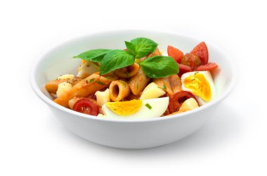 Peynirli makarna soslu makarna ve kaynamış yumurta Kahvaltı olarak servis edilir, yan yemek veya Maincorse lezzetli Avrupa yemekleri İtalyan geleneksel tarzı fesleğen, oyulmuş domates ve sebze ile süslenir.