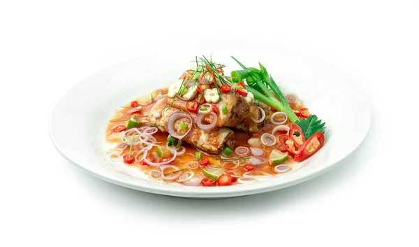 Sgombri Piccanti Insalata Salsa Pomodoro Cucina Tailandese Decorare Con Foglia — Foto Stock