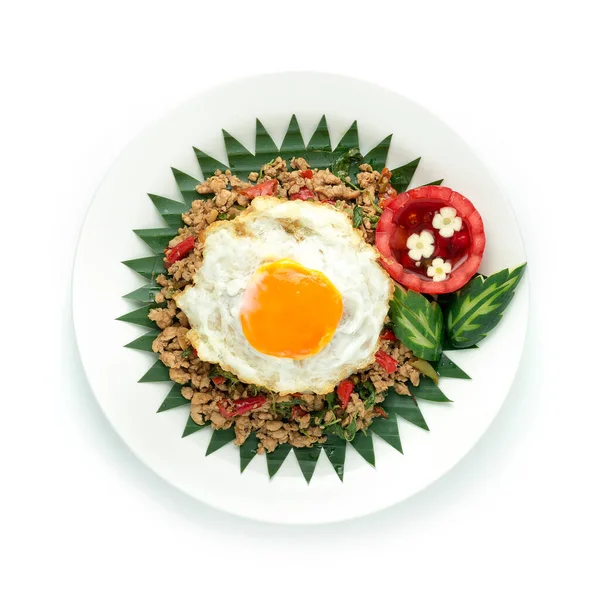 泰国菜炒鸡调料和罗勒配食米饭 炒蛋和番茄黄瓜 白盘切面 背景孤立 — 图库照片
