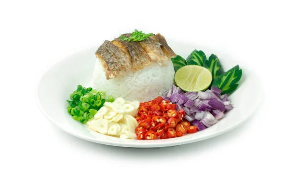 Spicy Rice Salad Thai Spicy Dish Fried Fish Tilapia Podawane — Zdjęcie stockowe