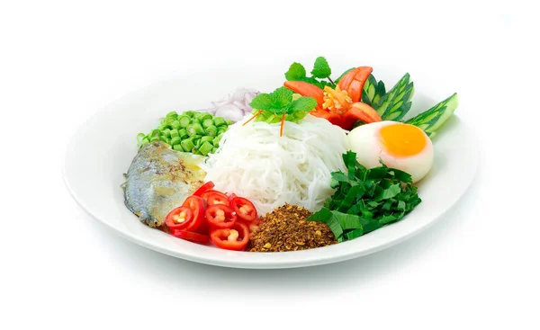 Mie Mie Nasi Salad Dengan Ikan Makarel Kacang Samping Sayuran — Stok Foto