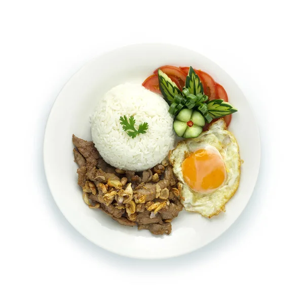 Kızarmış domuz eti, sarımsaklı omlet ve pilav tarifi oyulmuş salatalık, taze soğan ve domates dilimi ile süslenmiş. Thai Gıda Kolay Yemek Lezzetli popüler sokak yemekleri Asya Füzyon tarzı üst görünüm