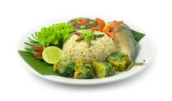 Gebratener Reis Mit Garnelen Paste Chili Serviert Gebratenen Thai Makrelenfisch — Stockfoto