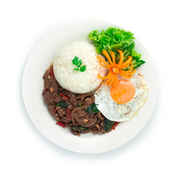 Tayland Gıda Karıştırma Baharatlı Biftek ve Basil Pirinç ve Kızarmış Yumurta Süsleme Sebzeleri ve oyulmuş Sarı Chili Meşhur Yemek Saati Afiyet olsun