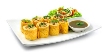 Tavuk, havuç, soğan ve biber ile doldurulmuş yumurta sarması. Chili sosu. Sağlıklı, MSG olmayan, lezzetli diyet. Ya da Tayland usulü aperatif Asya yemeği.