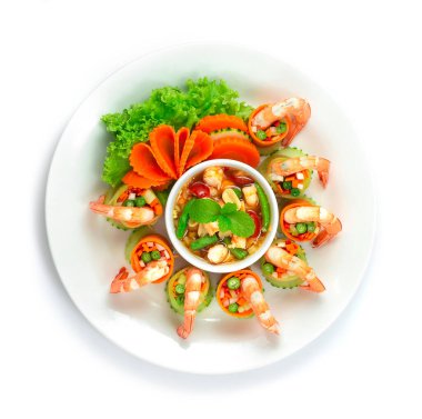 Papaya Baharatlı Salata Rolls with Shrimps Thai Food Fusion style servis edilen Baharatlı Sos (Tum Thai) Sağlıklı Lezzetli Diyet Yemekler Üst görünümde sebzelerle süslenir