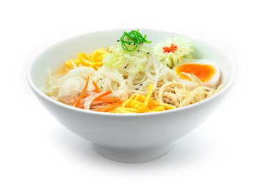 Kore Soğuk Erişte Çorbası Naengmyeon geleneksel Kore Yemeği Popüler Yaz Yemeği oymalı Pırasa çiçek biçimli yan bakış açısıyla sebze servis etti.
