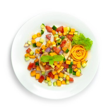 Mango soslu ızgara tavuk salata paleo sağlıklı lezzetli yemek diyet yemek dekorasyonu mango çiçek şekli ve sebze tarzı üst görünüm