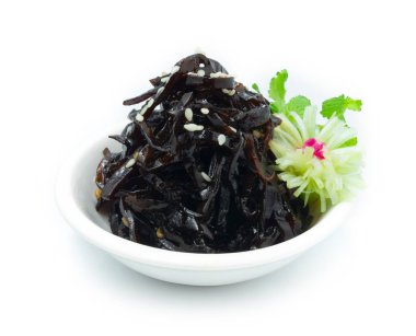 Shio Kombu Seaweed (Tuz Yosunu), Beyaz Susam 'ın tepesinde. Bu, Yan Tabak ya da Japon yemek stilinde pırasa ve sebzelerle süslenmiştir.