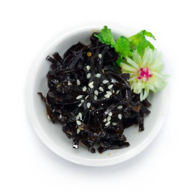 Shio Kombu Seaweed (Tuz Yosunu), Beyaz Susam 'ın tepesinde. Bu, Yan Tabak ya da Japon yemek stilinde pırasa ve sebzelerle süslenmiştir.