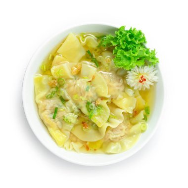 Hamur Çorbası serpiştirilmiş taze soğan ve çıtır sarımsaklı Çin yemeği Wonton Asya usulü leziz ve lezzetli üst manzara