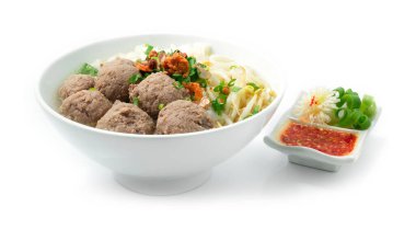 Bakso Köfteleri ve Çorbalı Erişteler Chili Sosu Endonezya Gıda Tarzı Popüler Sokak Yemekleri Lezzetli oyulmuş pırasa ve Bahar Soğanları