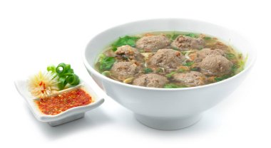 Çorbalı Bakso Köftesi Chili Sosu Endonezya Gıda Tarzı Popüler Sokak Yemekleri Pırasa ve Bahar Soğanları ile süslenmiş