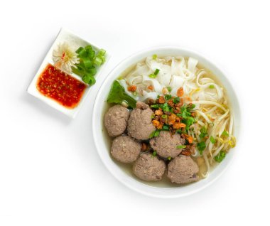 Bakso Köfteleri ve Çorbalı Erişteler Chili Sosu Endonezya Gıda Tarzı Popüler Sokak Yemekleri Lezzetli oyulmuş Pırasa ve Taze Soğan üst manzaralı